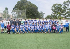 Foto de los equipos juvenil, cadete e infantil de fútbol campo, acompañados por los técnicos Fernando Tamargo (a la izquierda, segundo entrenador del infantil); a su lado, Eduardo Fernández (segundo entrenador del cadete), Jorge Ron (entrenador del juvenil, a la derecha) e Iván Guardado (primer entrenador del cadete, junto a Ron). También hay que citar a Noel Soto, primer entrenador del infantil A.