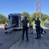 El herido, en el suelo, mientras es atendido por los servicios sanitarios bajo el puente en Meres.