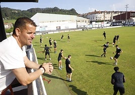 Fran Cabal observa el entrenamiento del Lealtad, ayer, en Les Caleyes.