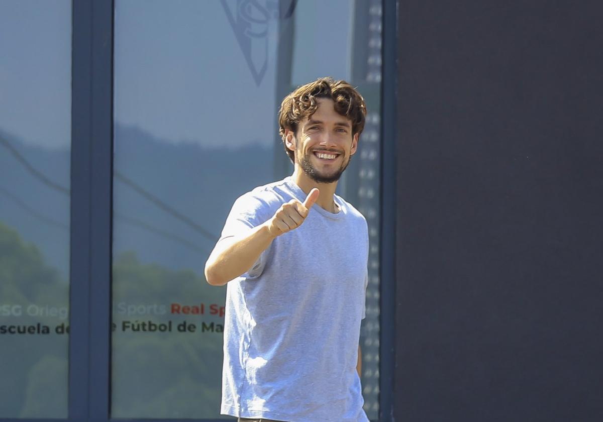 Álex Corredera, ayer por la tarde, saludando a EL COMERCIO, a su llegada a Mareo.