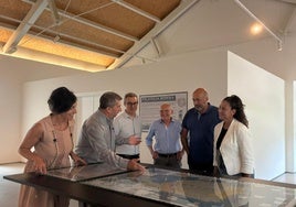 Salvador González explica algunos de los sellos a las autoridades .
