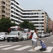 Una mujer cruza un paso de cebra en General Elorza, bajo las nuevas farolas instaladas.