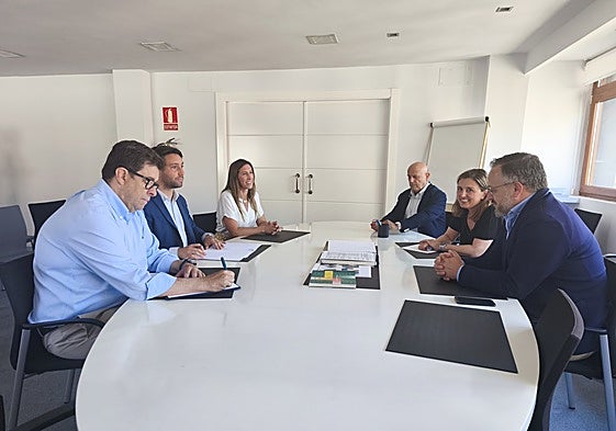 La delegación popular integrada por Jesús Suárez, Andrés Ruiz y Ángela Pumariega con Eduardo López-Dóriga, María Calvo y Joel García, de la CAC-Asprocon.