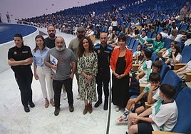 Los ponentes de la charla junto a la concejala de educación Lourdes García.