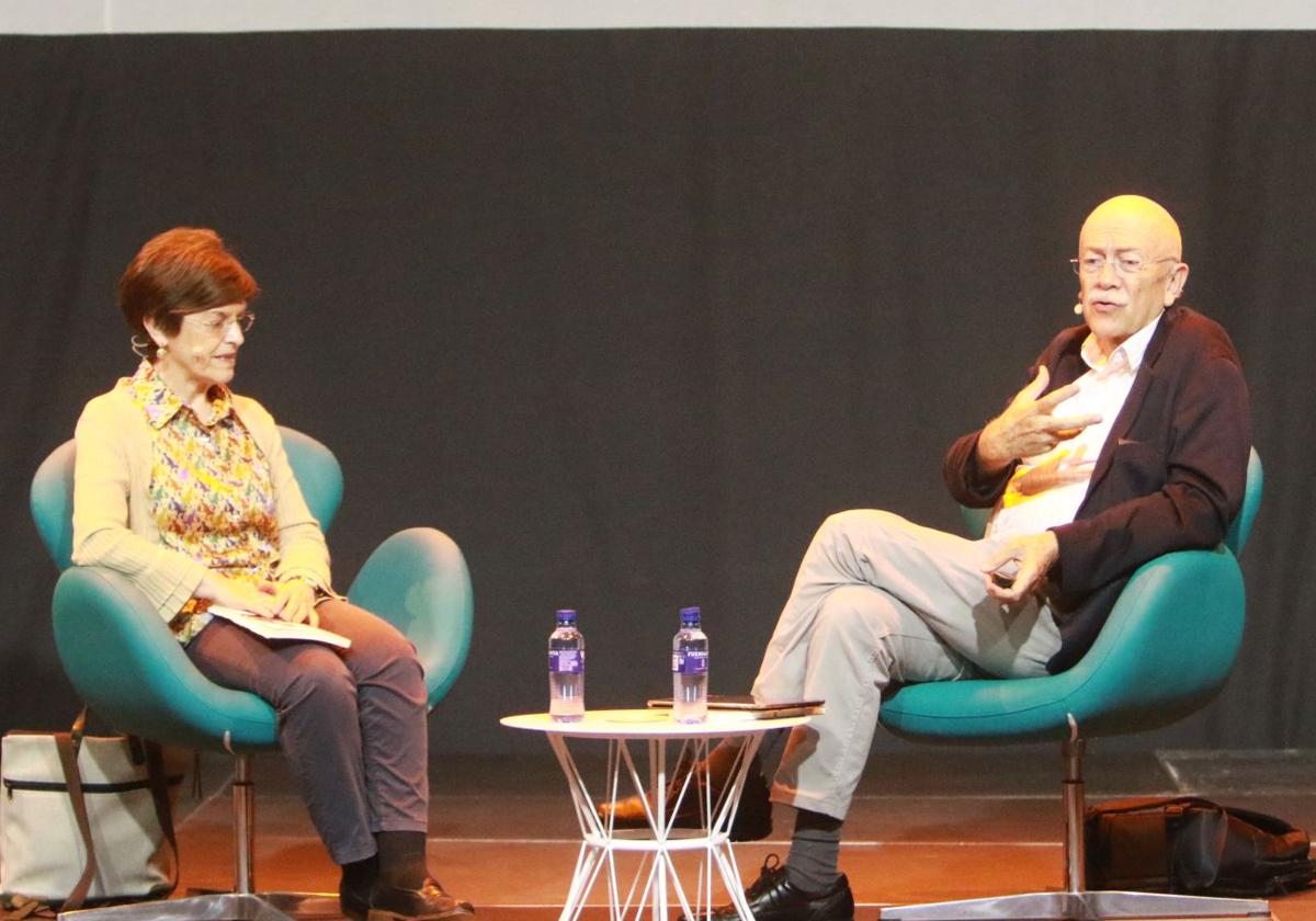 Ana Esther Velázquez y Andrés Ortega, durante la conversación.