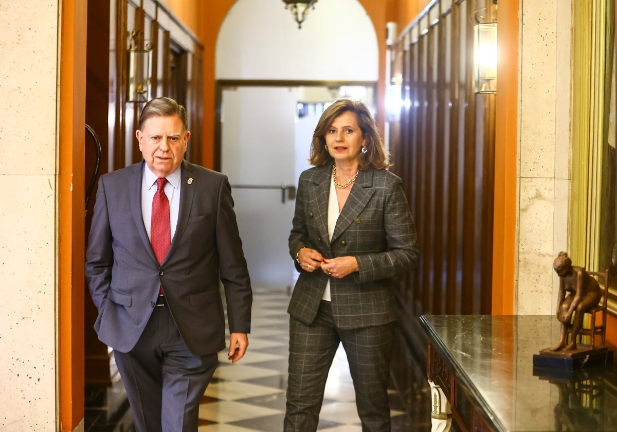 Alfredo Canteli y Conchita Méndez, en el Ayuntamiento.