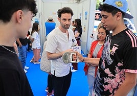 El enfermero Pepe Sánchez controla cómo un joven realiza la prueba de fuerza con el dinamómetro.