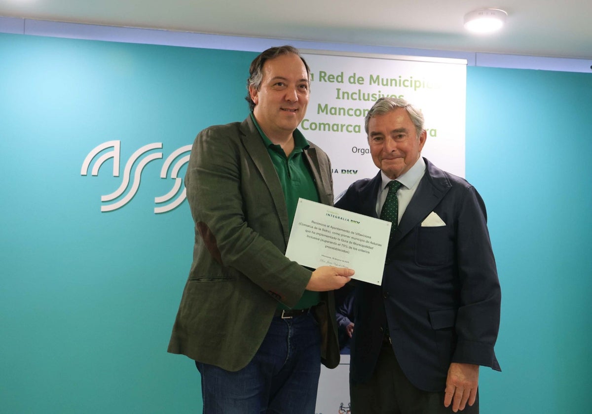 Alejandro Vega, alcalde de Villaviciosa, recoge el diploma de manos de Javier Vega de Seoane.