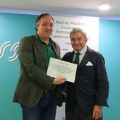 Alejandro Vega, alcalde de Villaviciosa, recoge el diploma de manos de Javier Vega de Seoane.