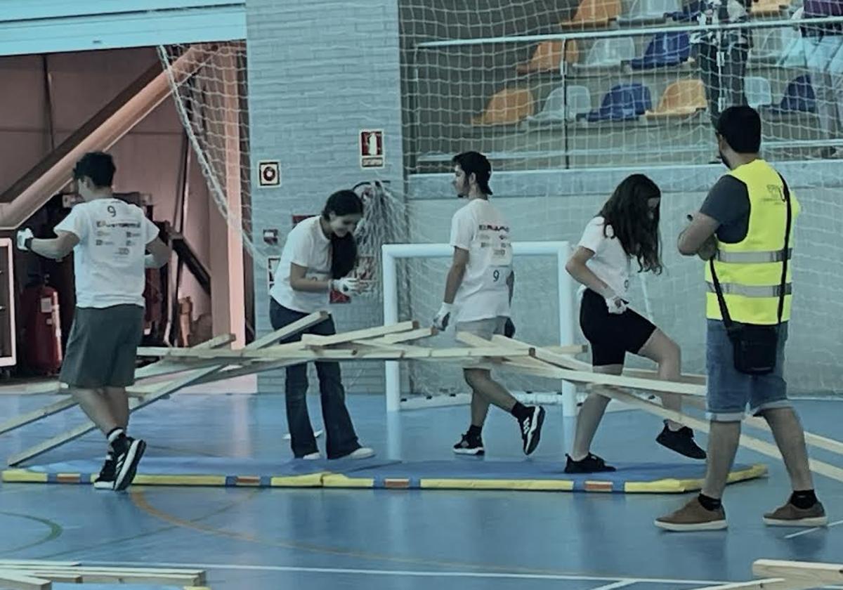 Los alumnos del IES Roces de Gijón construyendo el puente Da Vinci