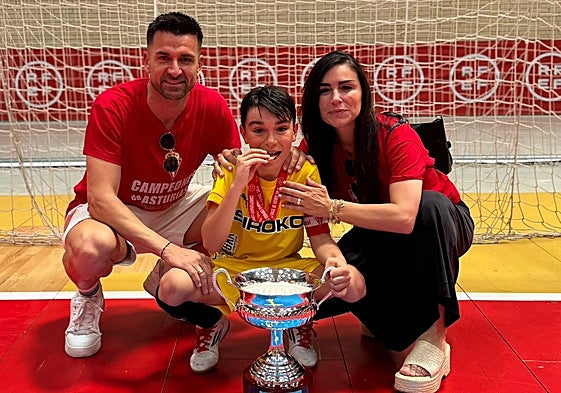 Bruno posa con la copa y su medalla junto a sus padres Natalio y Berta.