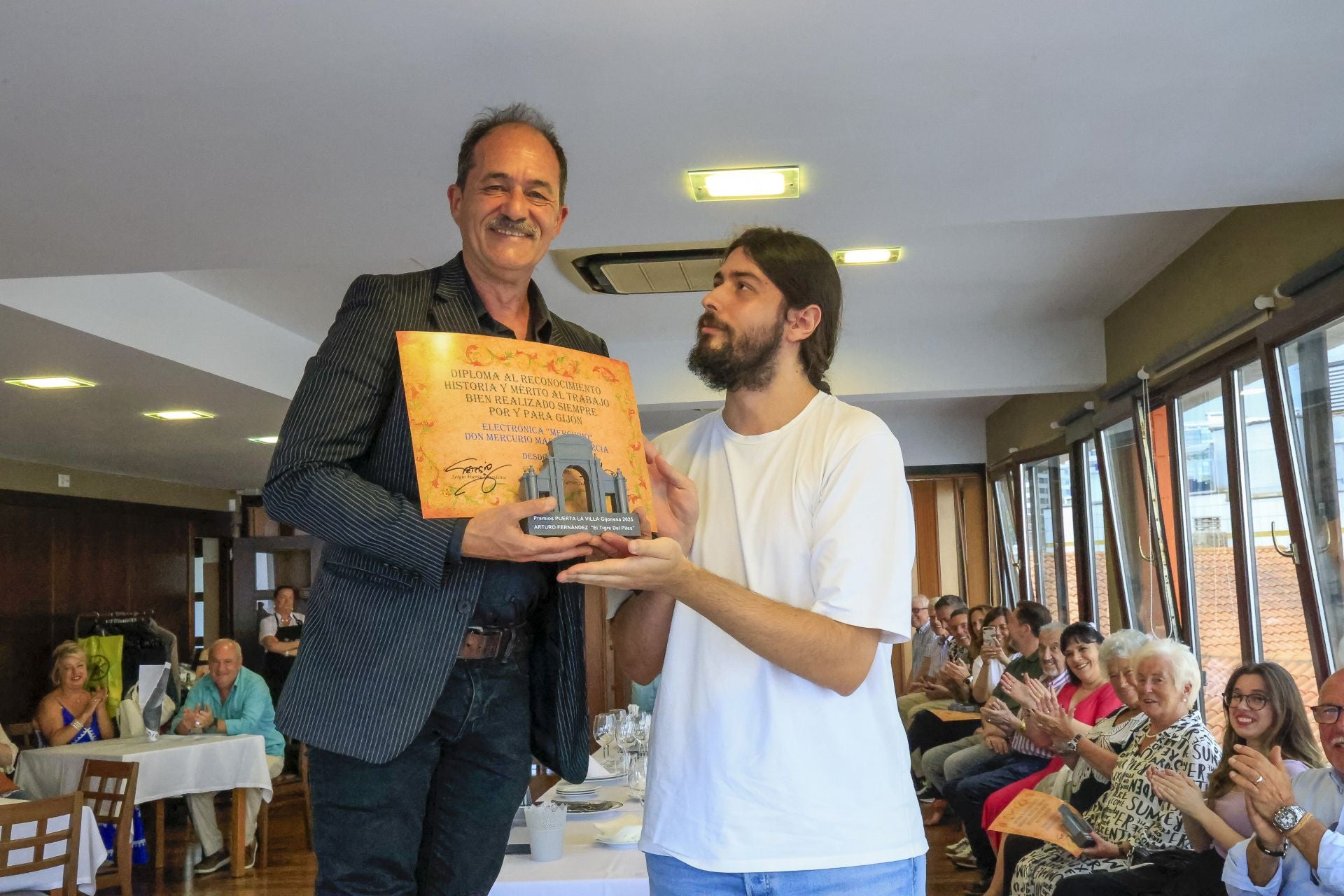 El Grupo Puerta La Villa de Gijón entrega sus galardones