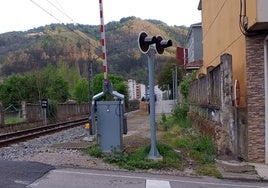 Única zona de paso para personas con problemas de movilidad desde el exterior del apeadero