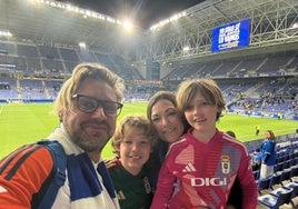 Ryan y Ainhoa, junto con los niños, en el partido que enfrentó al Oviedo con el Almería.