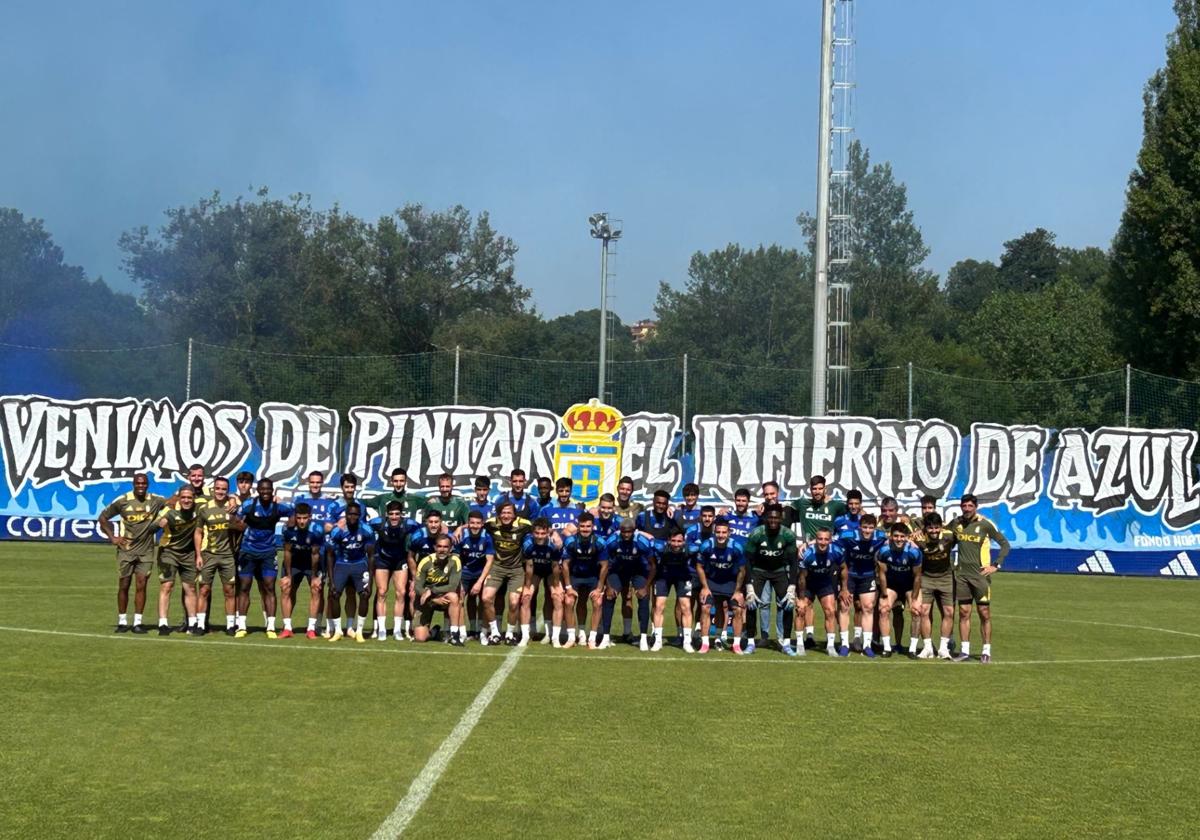 Los jugadores del Oviedo, delante de la pancarta antes del entrenamiento.