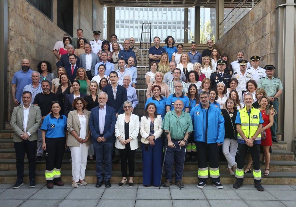 Concepción Saavedra y Aquilino Alonso, en primera fila, con profesionales que participaron en el acto de aniversario del SAMU.