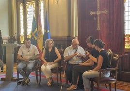 Un grupo de personas sordociegas con sus intérpretes, en la Junta General.