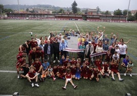 Jugadores, técnicos, aficionados y familiares mostraron este jueves su apoyo al Lealtad en el campo de Santa Cruz.