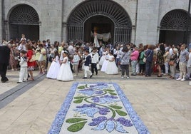 Los niños de comunión, a su salida de la iglesia. PABLO NOSTI