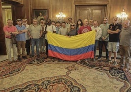 Refugiados junto a los concejales en el ayuntamiento.