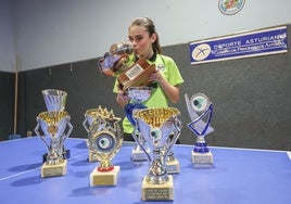 María Riestra, en la sala de tenis de mesa de La Magdalena con los trofeos ganados este año.