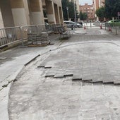 Obras paradas en la plaza del Urogallo de Moreda.