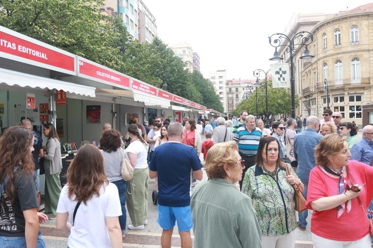 La Feria del Libro de Xixón acogió un gran público este jueves.