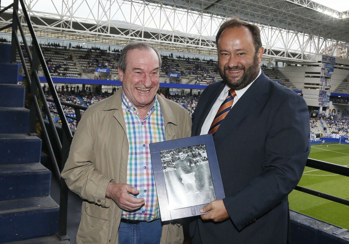 Javier Elósegui, a la izquierda, junto al expresidente del Real Oviedo, Jorge Menéndez Vallina, en le palco de honor del Tartiere, donde recibió un homenaje en 2017.