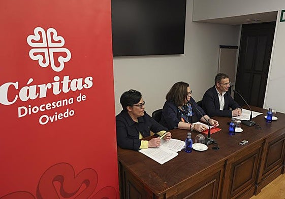 Pilar Díaz Cano, Elsa Suárez y Ramón Méndez-Navia, en la sede de Cáritas.