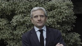 Diego Suárez Noriega, director de la galería de arte ATM, felicita a EL COMERCIO