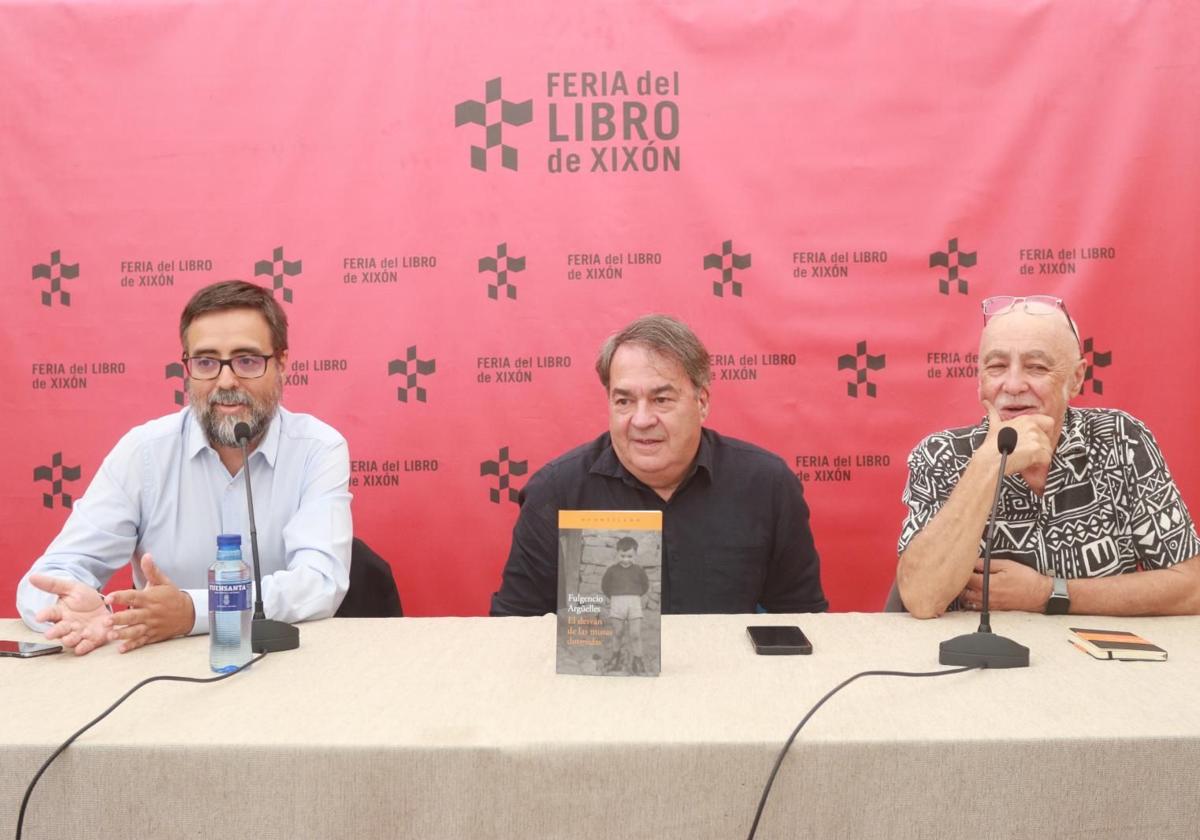 El periodista Miguel Rojo, con Fulgencio Argüelles, y el escritor Miguel Rojo en la Feria del Libro.