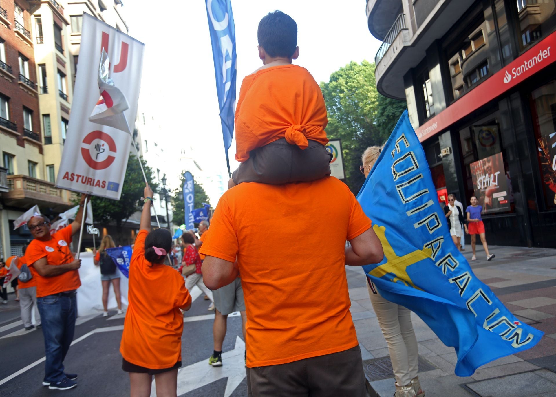 La marea naranja inunda Oviedo contra la «discriminación» de la concertada