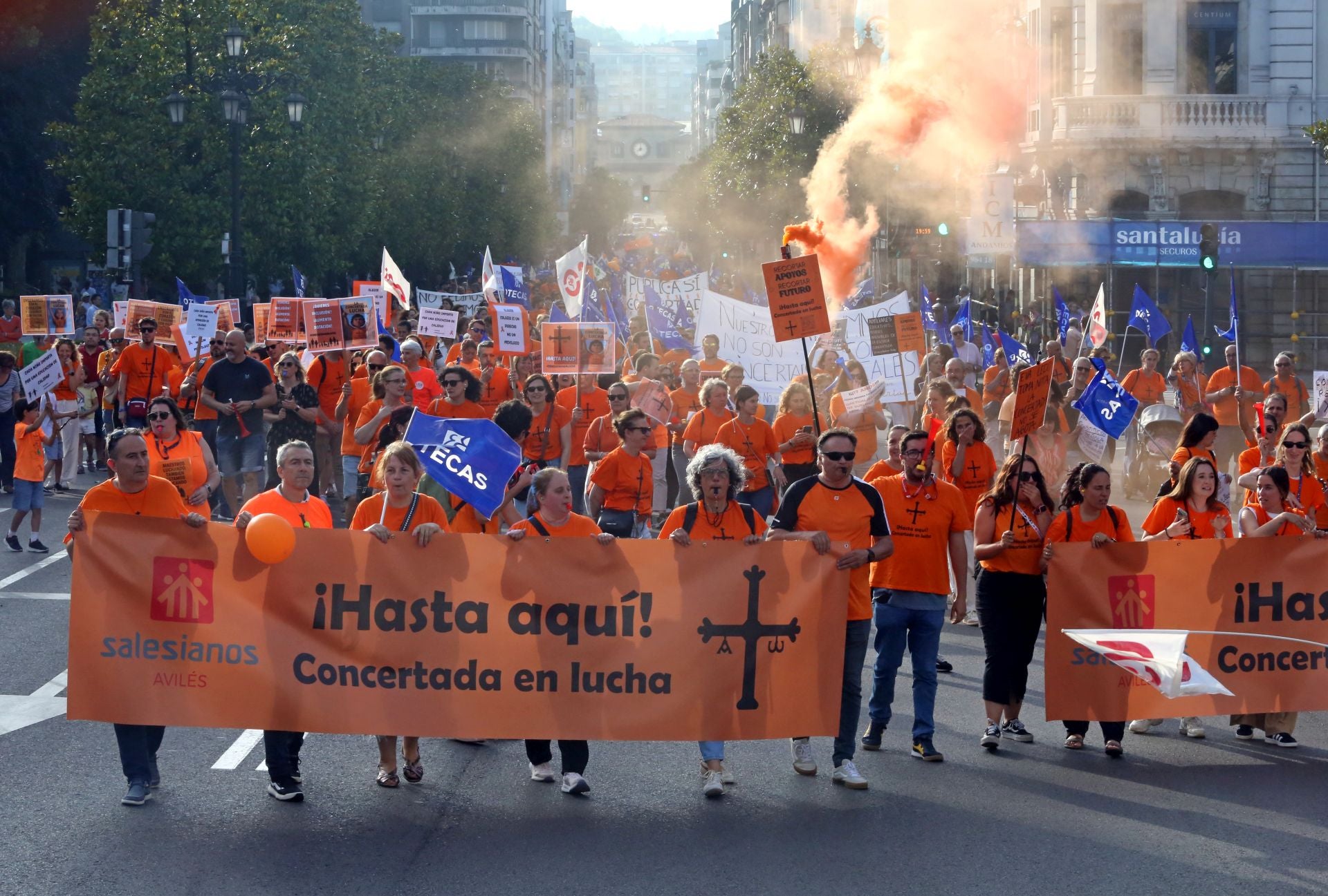 La marea naranja inunda Oviedo contra la «discriminación» de la concertada