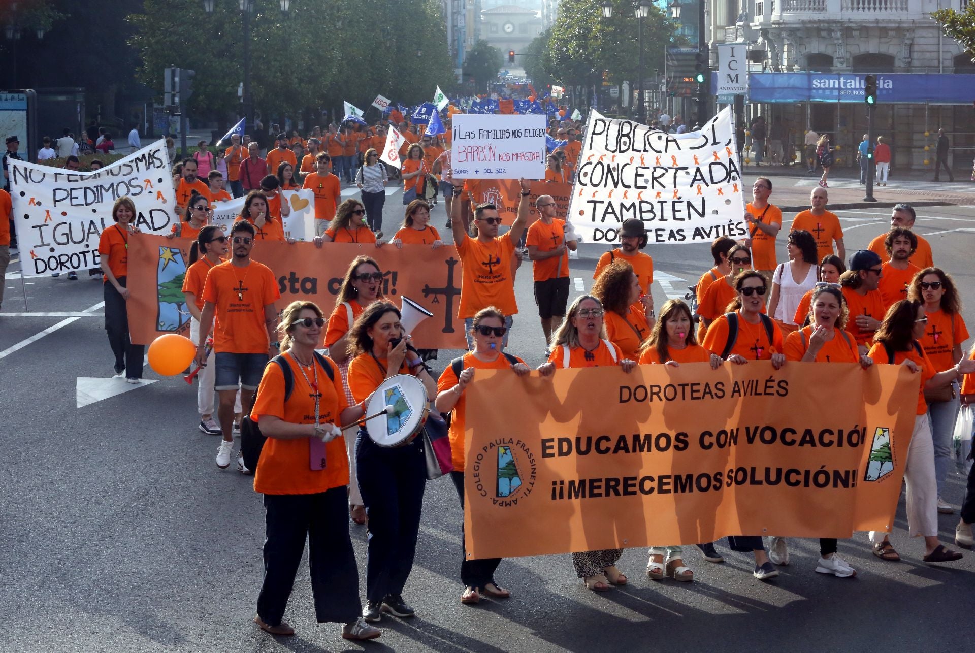 La marea naranja inunda Oviedo contra la «discriminación» de la concertada