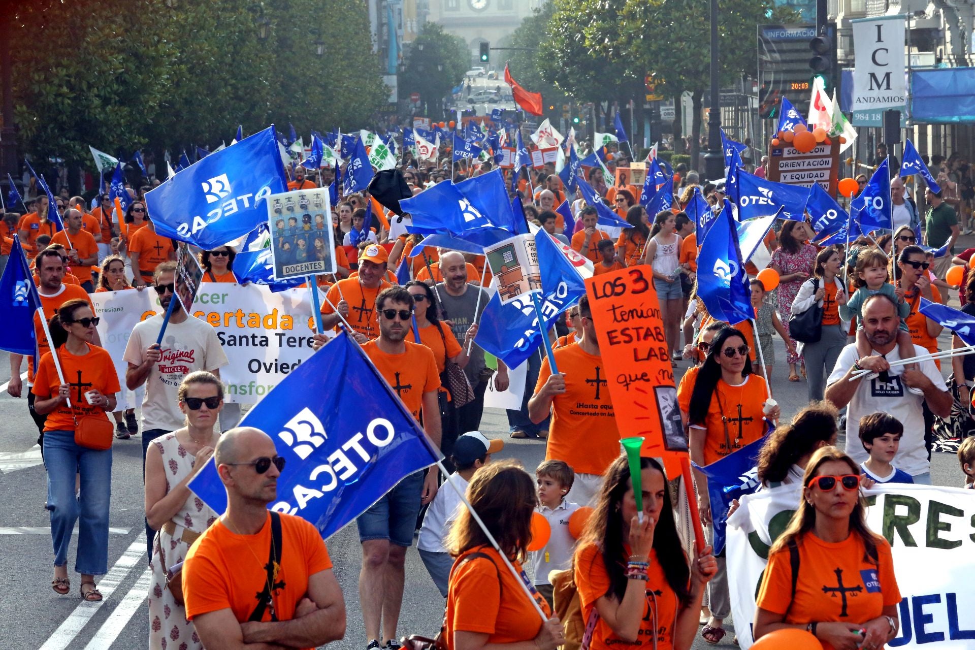La marea naranja inunda Oviedo contra la «discriminación» de la concertada