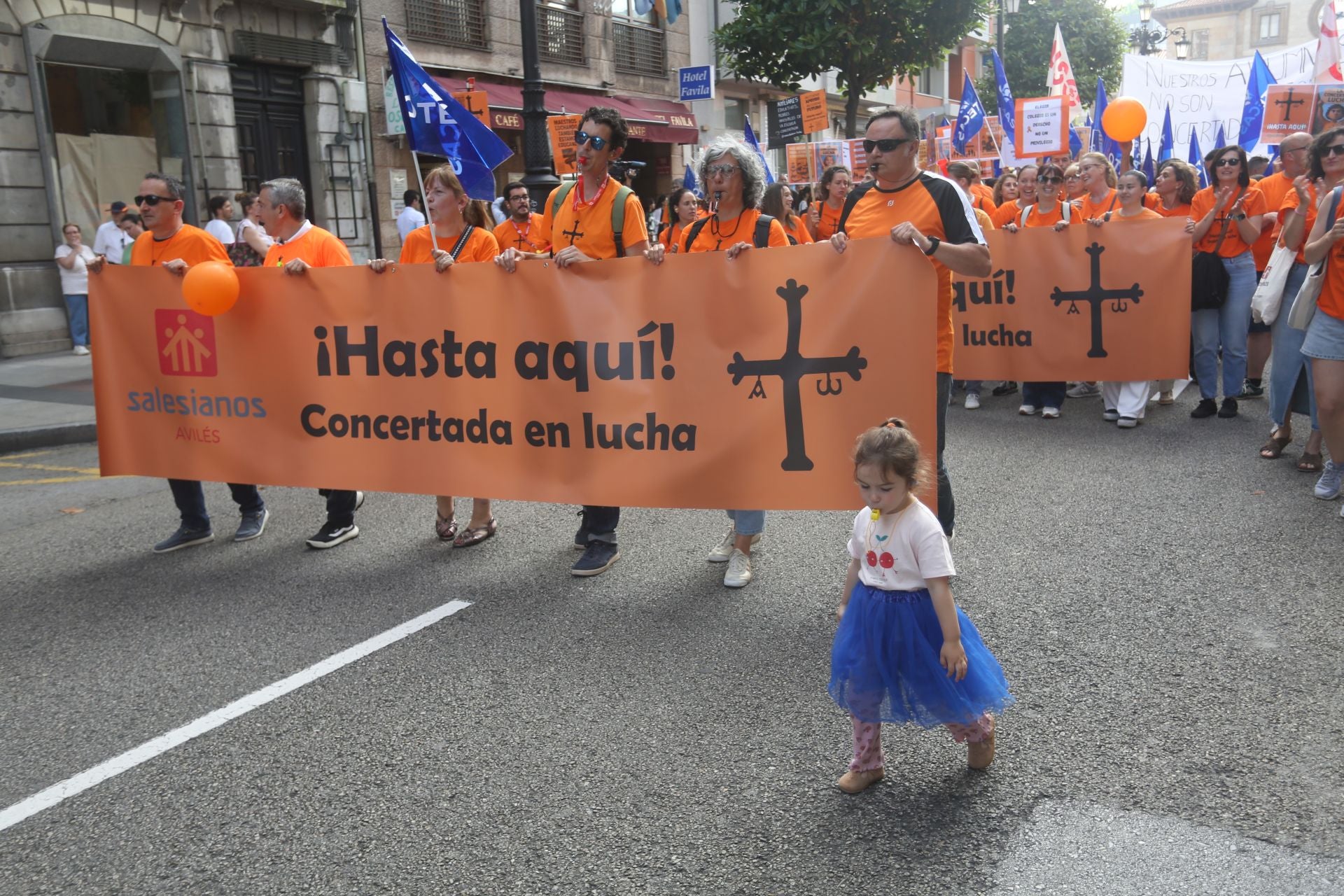 La marea naranja inunda Oviedo contra la «discriminación» de la concertada