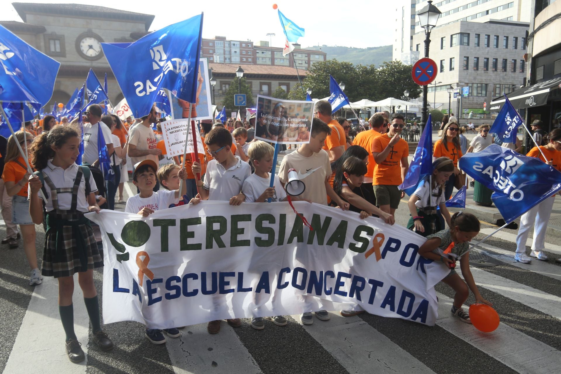 La marea naranja inunda Oviedo contra la «discriminación» de la concertada