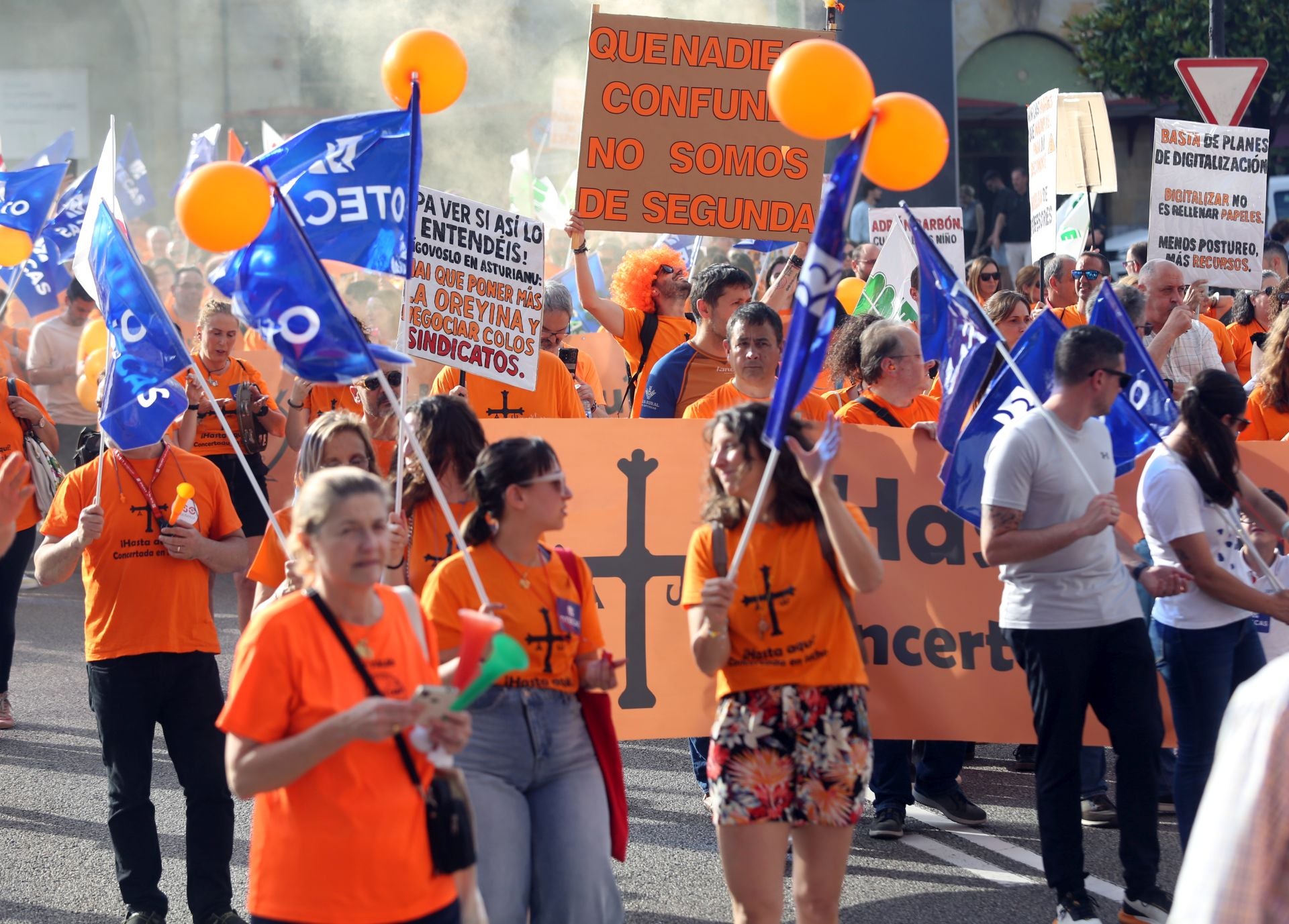La marea naranja inunda Oviedo contra la «discriminación» de la concertada
