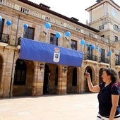 La fachada del Ayuntamiento de Oviedo, estos días con banderas del Real Oviedo.