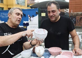 Los maestros Pablo Hugo Rozada y Orlando Morán muestran las piezas antes de meterlas al horno.