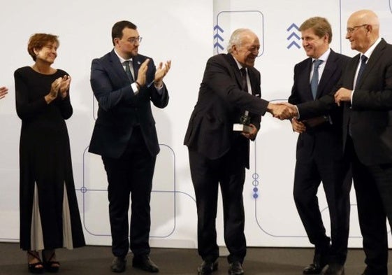 Pedro Martín (TKE), Carlos Navalpotro (AZSA), Pablo Junceda (Sabadell Herrero); la alcaldesa de Gijón, Carmen Moriyón; el presidente del Principado, Adrián Barbón; el premiado, Luis Rodríguez-Ovejero; Pedro Sainz de Baranda (APQ), Josep Oliu (Banco Sabadell), Laura González-Molero (DKV) y Pedro Rodríguez Inciarte, que glosó la figura del galardonado.