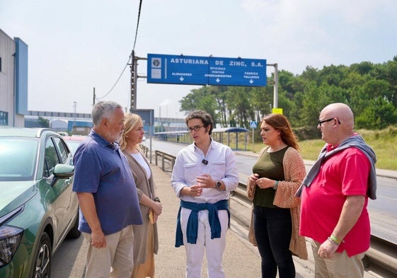 Figaredo, ayer, durante la visita a Asturiana de Zinc.