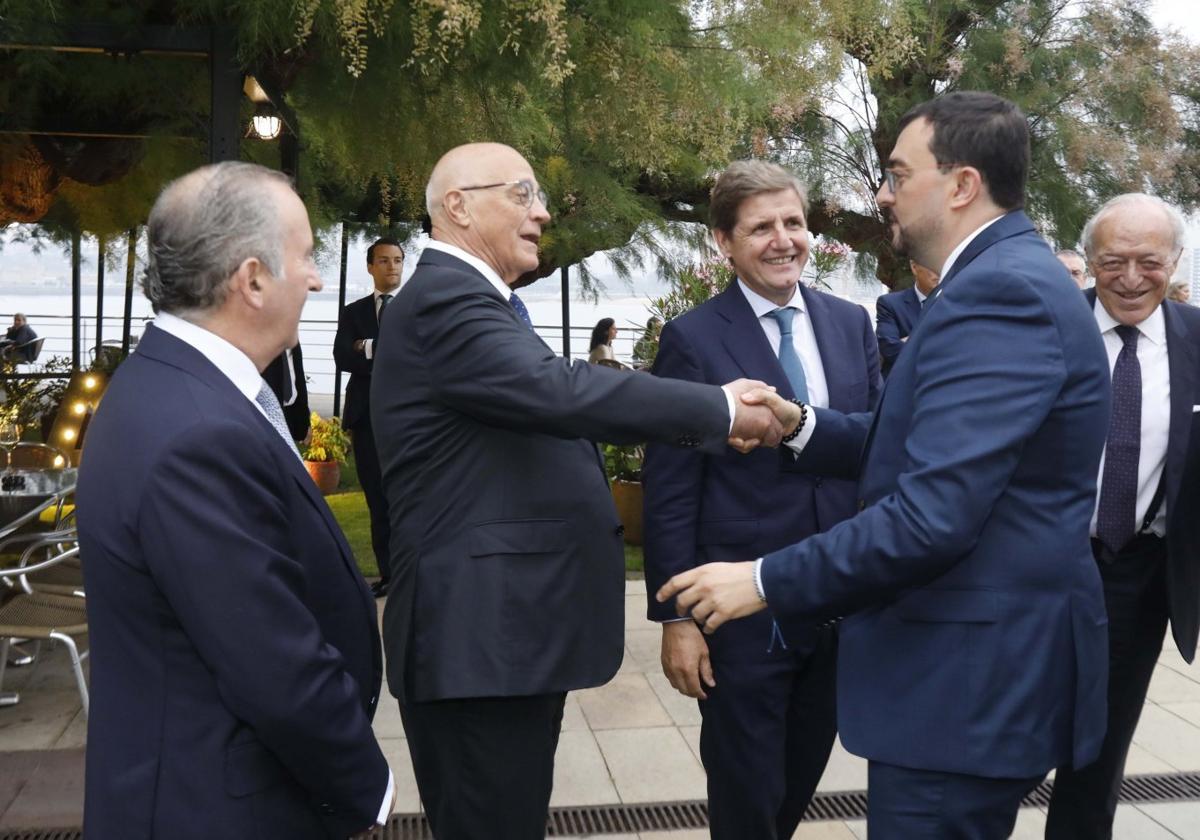 El presidente del Principado, Adrián Barbón, saluda al de Banco Sabadell, Josep Oliu, en presencia de Pablo Junceda, Pedro Sainz de Baranda y Luis Rodríguez-Ovejero.