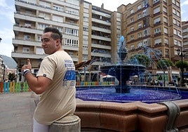 Pablo Fernández en la fuenteteñida de azul.
