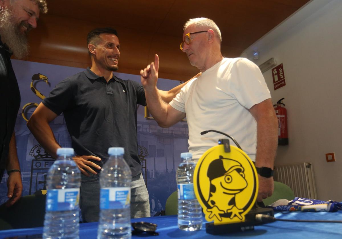 Anquela bromea con Christian Fernández antes de la charla.