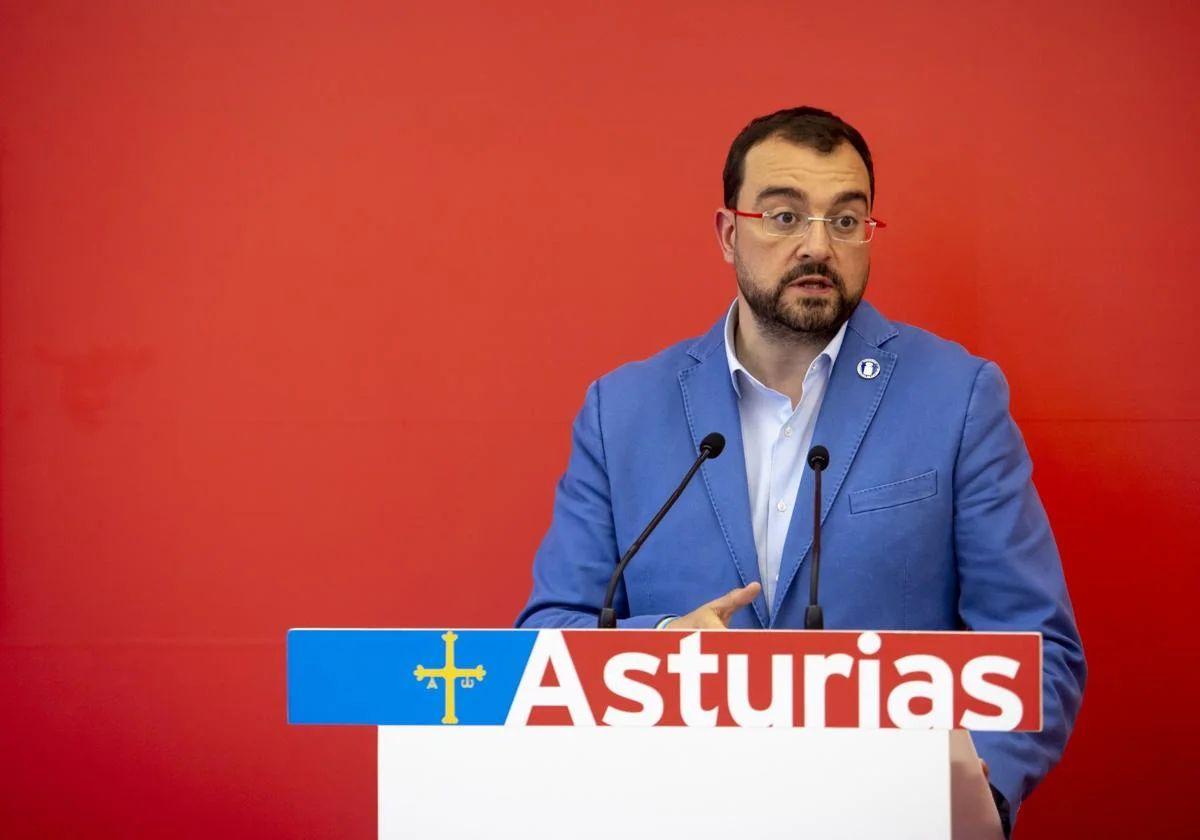 El presidente de Asturias y secretario general de la FSA, Adrián Barbón