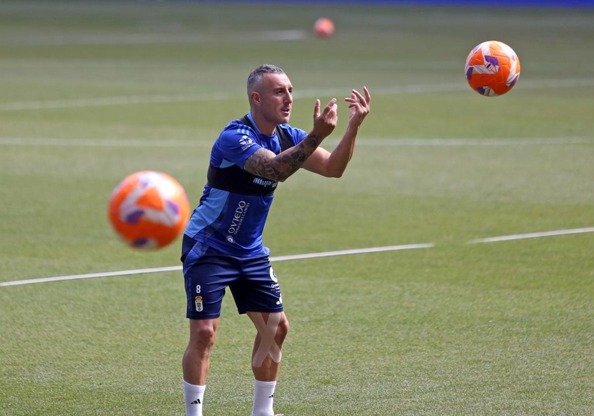 Cazorla, emblema de este Real Oviedo, durante el entrenamiento de este viernes en el Carlos Tartiere.