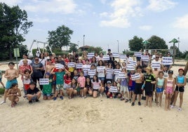 Niños y familias de Ceares, en el parque de Los Pericones, reclaman la rehabilitación de la zona infantil.
