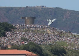 Un Eurofighter del Ejército del Aire, junto a un Cerro de Santa Catalina abarrotado de espectadores.