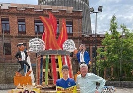 Agustín Menéndez García, 'Tinín', posa junto a su figura en la hoguera del felguerino barrio de Urquijo.